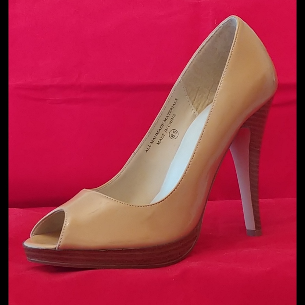 NWOT DELICIOUS PLATFORM PEEP TOE PUMPS